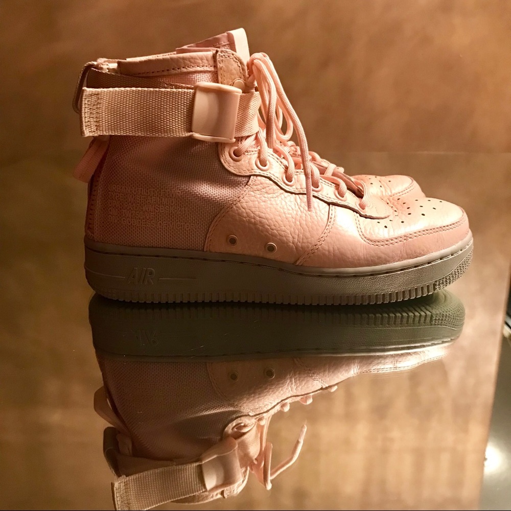 Nike women’s special field Air Force 1